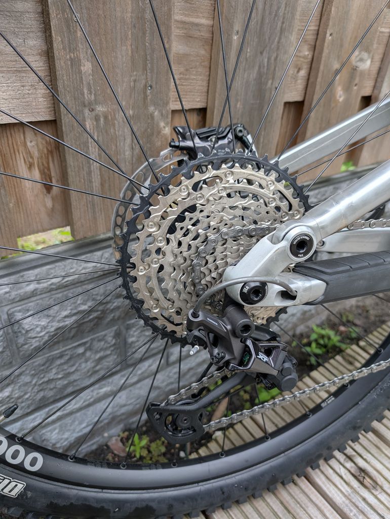 Used Commencal META TR Shimano Deore XT 2023 Mountainbike, Light Gray — image 7 of 10