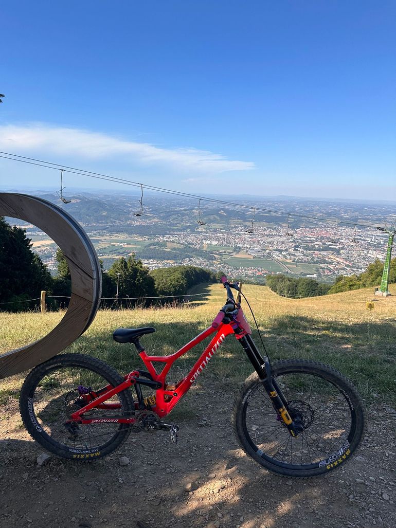 Used Specialized Demo SRAM GX DH 2023 Mountainbike, Red — image 2 of 3