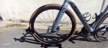 Scott Addict RC 15 2024 2024 Road & Gravel usato, Grigio chiaro — immagine 4 di 5
