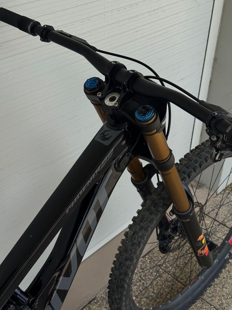 Pivot Phœnix DH Carbon 2024 Mountainbike usato, Nero — immagine 5 di 7