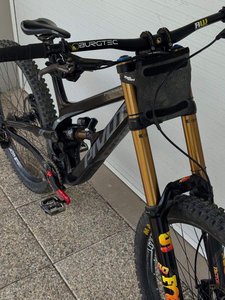 Pivot Phœnix DH Carbon 2024 Mountainbike usato, Nero — immagine 4 di 7
