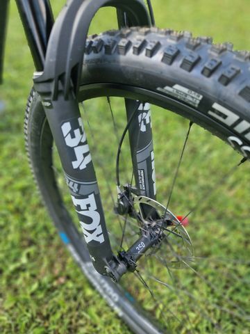 Canyon Neuron CF 9 AXS 2024 2024 Mountainbike usato, Nero — immagine 2 di 4