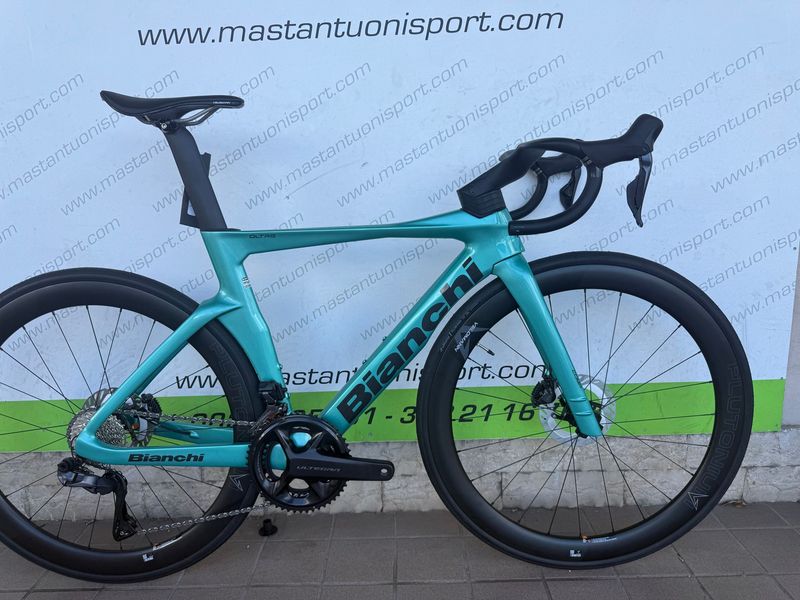 Used Bianchi Oltre Comp 2025 Road & Gravel, Green — image 1 of 12