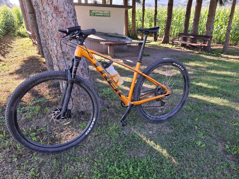 Trek X-caliber Shimano Deore XT 2022 Mountainbike usato, Arancione — immagine 2 di 11