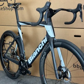 Used Bianchi Oltre Pro Ultegra Di2 12-Speed Carbon Road Bike-2024 (59cm) 2024 Road & Gravel, Black — image 3 of 11