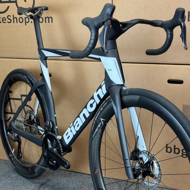 Used Bianchi Oltre Pro Ultegra Di2 12-Speed Carbon Road Bike-2024 (59cm) 2024 Road & Gravel, Black — image 3 of 11