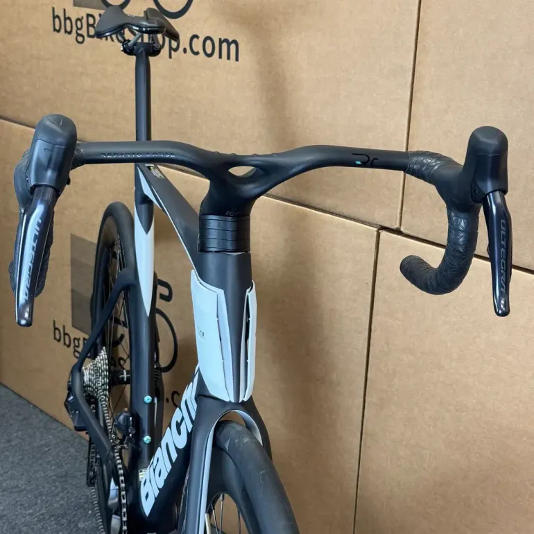 Used Bianchi Oltre Pro Ultegra Di2 12-Speed Carbon Road Bike-2024 (59cm) 2024 Road & Gravel, Black — image 4 of 11