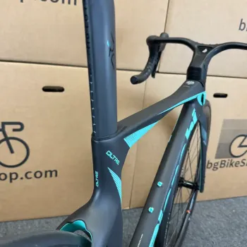Used Bianchi Oltre Pro Ultegra Di2 12-Speed Carbon Road Bike-2024 (47cm) 2024 Road & Gravel, Black — image 8 of 12