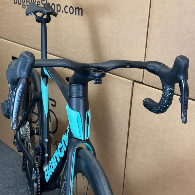 Used Bianchi Oltre Pro Ultegra Di2 12-Speed Carbon Road Bike-2024 (55cm) 2024 Road & Gravel, Black — image 4 of 12