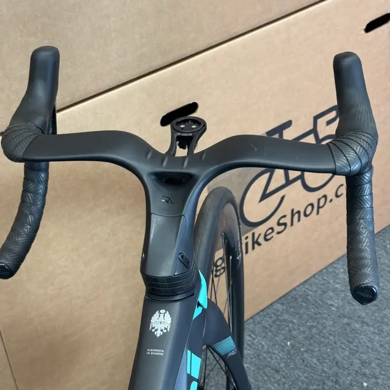Used Bianchi Bianchi Oltre Pro Ultegra Di2 12-Speed Carbon Road Bike-2024 (50cm) 2024 Road & Gravel, Black — image 9 of 12