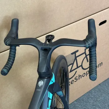 Used Bianchi Oltre Pro Ultegra Di2 12-Speed Carbon Road Bike-2024 (50cm) 2024 Road & Gravel, Black — image 9 of 12