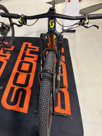 Scott Spark Team Issue 2022 Mountainbike usato, Viola — immagine 2 di 7
