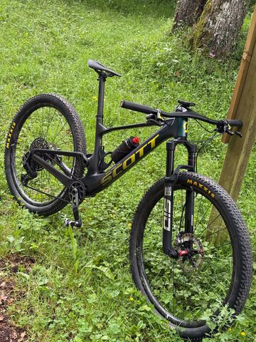 Scott Spark Team Issue 2022 Mountainbike usato, Viola — immagine 1 di 7