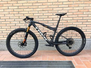 Used Trek SUPERCALIBER GEN. 1 2021 Mountainbike, Negro — image 2 of 13