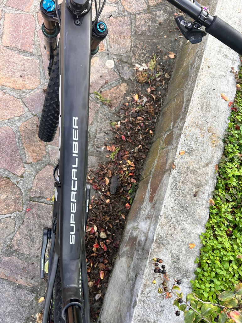 Used Trek SUPERCALIBER GEN. 1 2021 Mountainbike, Negro — image 11 of 13