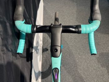 Used Bianchi E-Oltre Ultegra Di2 Mahle X30 250wh 2025 Road & Gravel — image 3 of 5