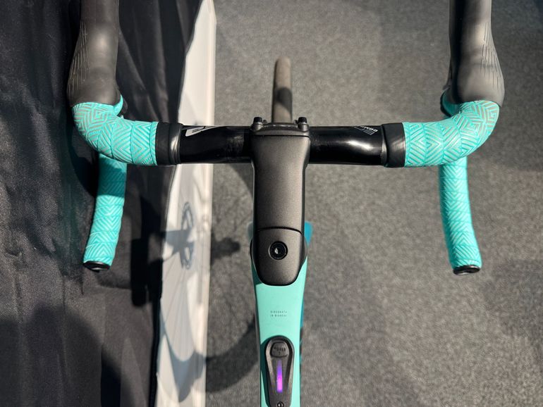 Used Bianchi E-Oltre Ultegra Di2 Mahle X30 250wh 2025 Road & Gravel — image 3 of 5
