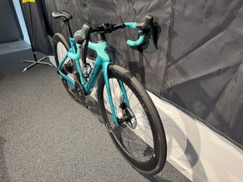 Used Bianchi E-Oltre Ultegra Di2 Mahle X30 250wh 2025 Road & Gravel — image 2 of 5