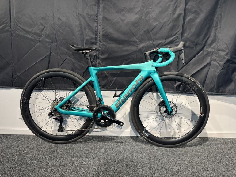 Used Bianchi E-Oltre Ultegra Di2 Mahle X30 250wh 2025 Road & Gravel — image 1 of 5