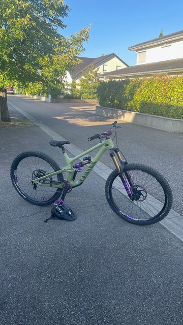Used Canyon Torque 29 CF 9 2023 2023 Mountainbike, Green, 29 — image 1 of 3