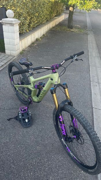 Canyon Torque 29 CF 9 2023 2023 Mountainbike usato, Verde — immagine 2 di 3