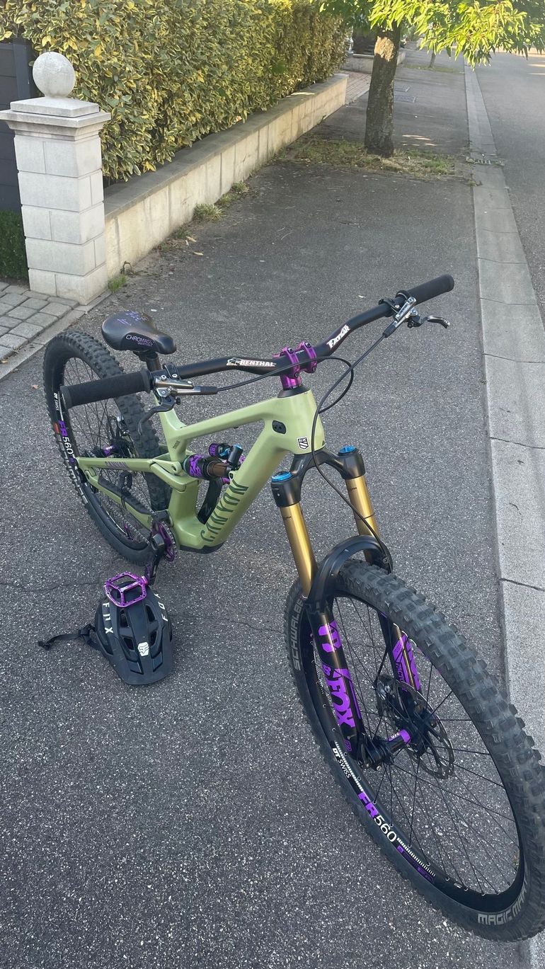 Canyon Torque 29 CF 9 2023 2023 Mountainbike usato, Verde — immagine 2 di 3