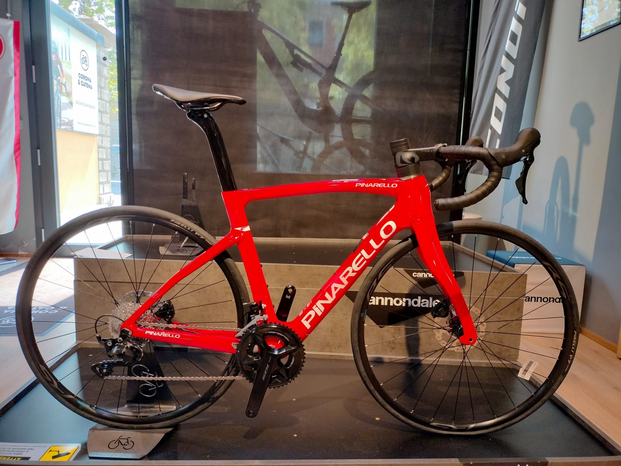 Bike Pinarello F12 Meteor Red Pinarello Pinarello F1 Disc Shimano 105 Red  Nuovo 2025