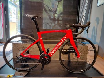 Brugt Pinarello F1 Disc Shimano 105 Red 51.5 Nuovo 2025 Road & Gravel