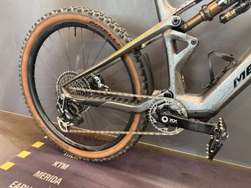 Used Merida EONE-SIXTY SL 10K 2025 Mountainbike, Light Gray — image 3 of 3