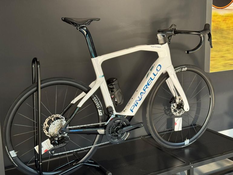 Pinarello NYTRO E5 ROAD - 105 Di2 2024 2024 Road & Gravel usato, Bianco — immagine 5 di 5