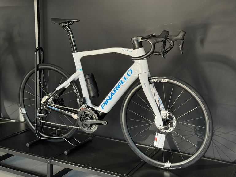 Pinarello NYTRO E5 ROAD - 105 Di2 2024 2024 Road & Gravel usato, Bianco — immagine 2 di 5