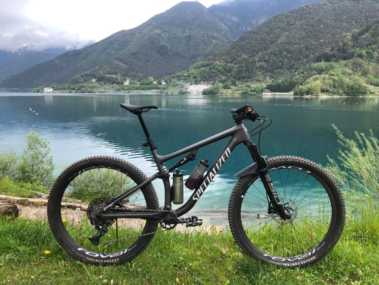 Used Specialized Evo Expert 2022 Mountainbike, Light Gray — image 2 of 3
