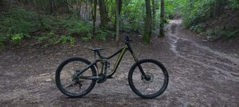 Used Giant Glory 1 2020 2020 Mountainbike, Green, 27.5 — image 1 of 6