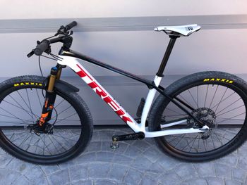 Used Trek PROCALIBER 9.8 M/L FOX KASHIMA Muy Mejorada 2021 Mountainbike, White, 29 — image 3 of 14