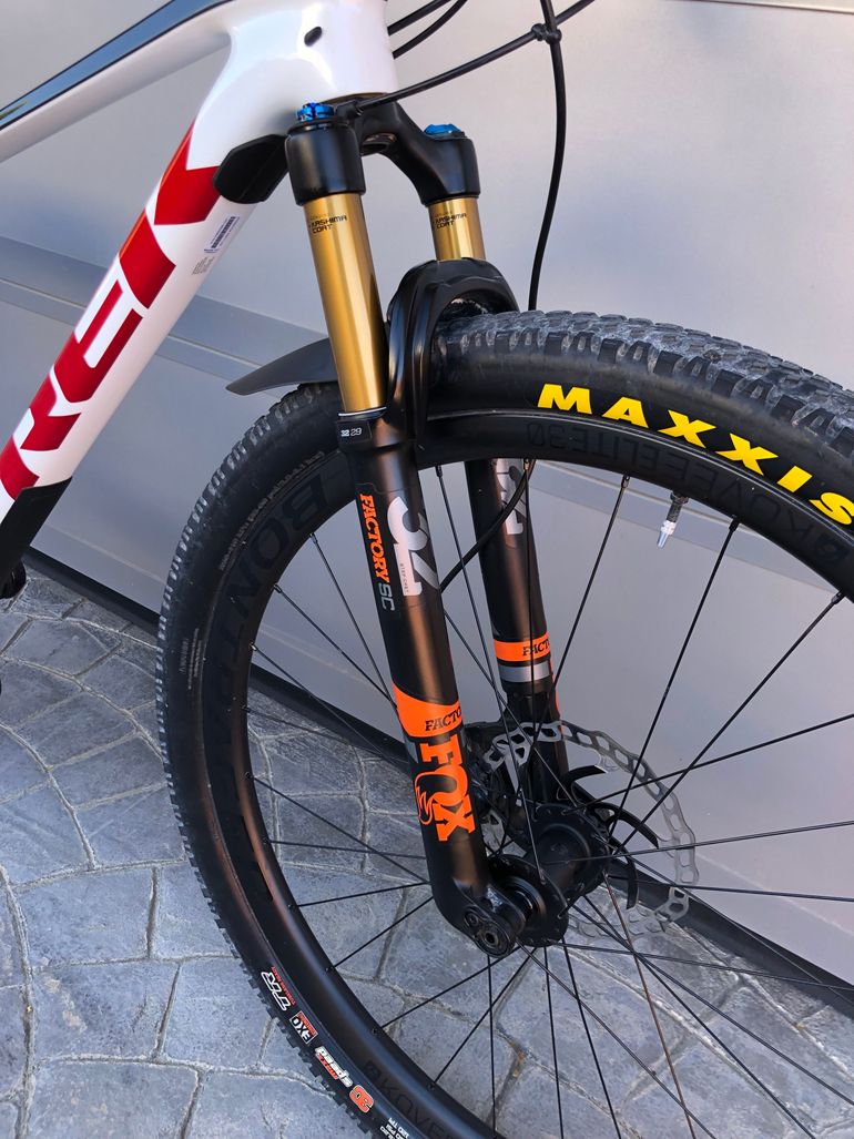 Used Trek PROCALIBER 9.8 M/L FOX KASHIMA Muy Mejorada 2021 Mountainbike, White, 29 — image 4 of 14