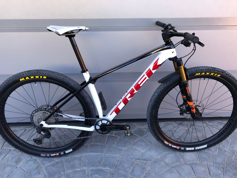 Used Trek PROCALIBER 9.8 M/L FOX KASHIMA Muy Mejorada 2021 Mountainbike, White, 29 — image 1 of 14