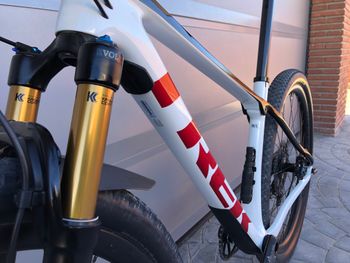 Used Trek PROCALIBER 9.8 M/L FOX KASHIMA Muy Mejorada 2021 Mountainbike, White, 29 — image 12 of 14