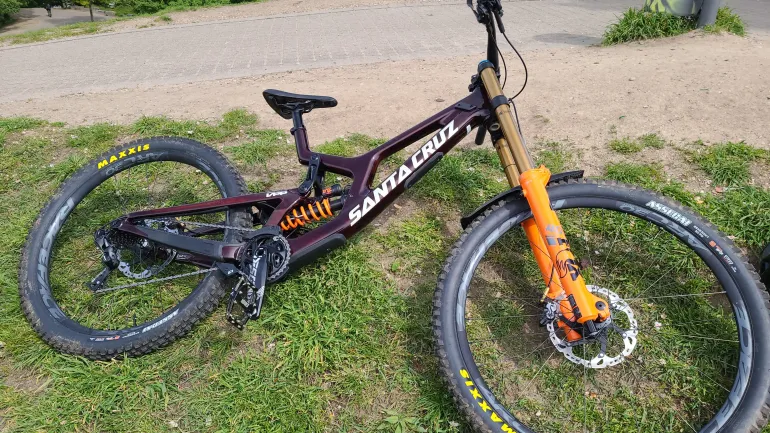 Used Santa Cruz V10 DH S / Carbon CC / MX 2022 Mountainbike, Red — image 1 of 3