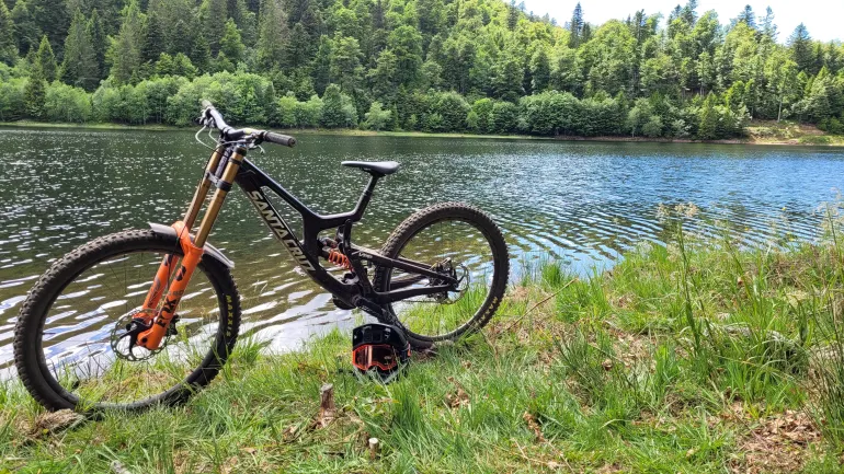 Used Santa Cruz V10 DH S / Carbon CC / MX 2022 Mountainbike, Red — image 2 of 3