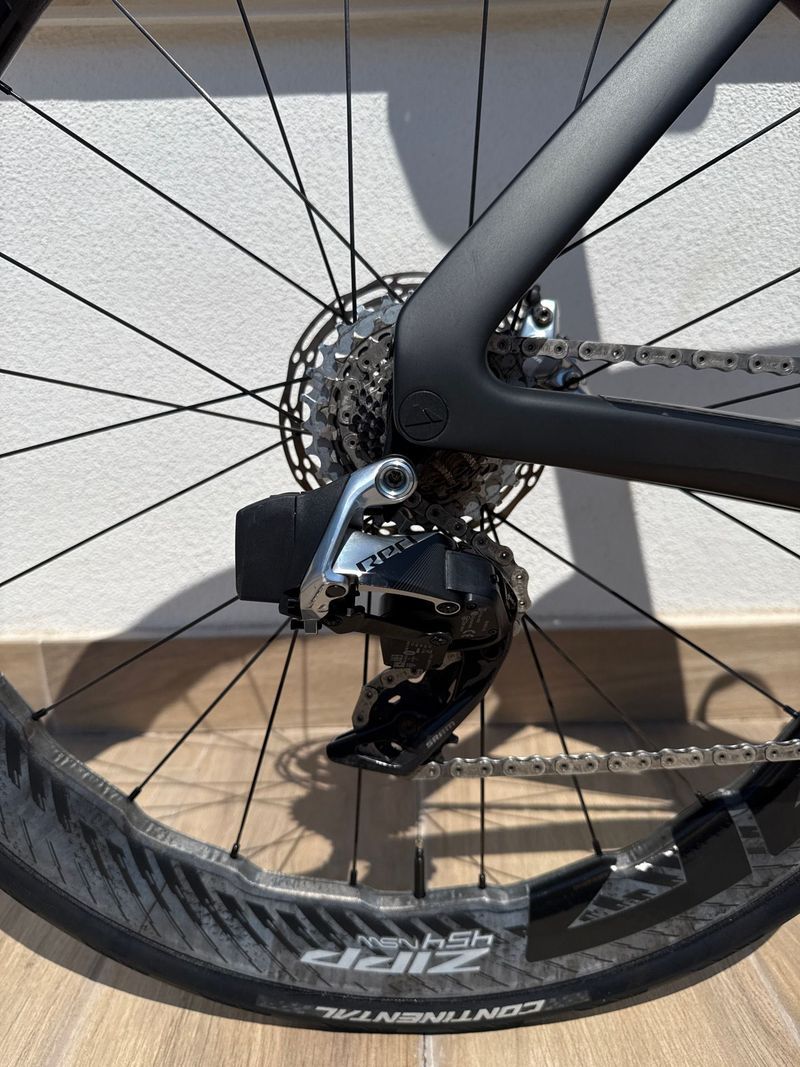 Używany Canyon Aeroad CFR Disc eTap 2021 2021 Road & Gravel — zdjęcie 4 z 9