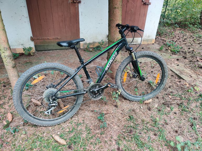 Used Specialized 24 Disc 2017 Mountainbike, Negro — image 3 of 3