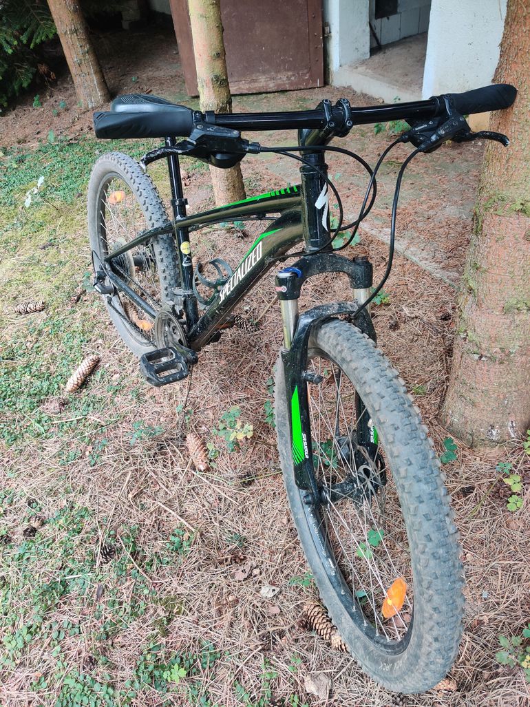 Used Specialized 24 Disc 2017 Mountainbike, Negro — image 1 of 3