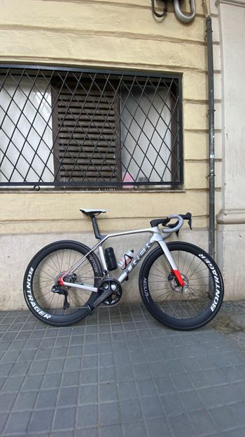 Used Trek Madone SL 7 Gen 8 2025 2025 Road & Gravel — image 2 of 13