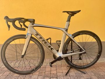 Used Trek Madone 9.5 2017 2017 Road & Gravel, Light Gray — image 2 of 12