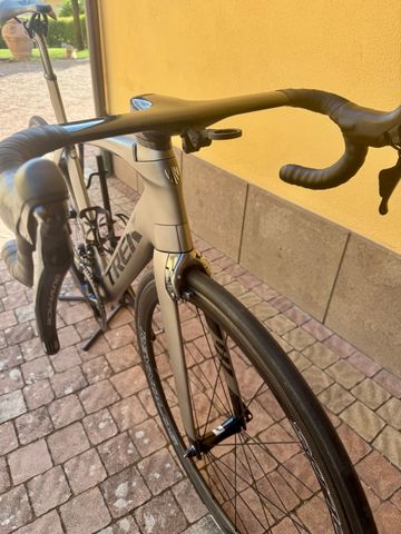 Used Trek Madone 9.5 2017 2017 Road & Gravel, Light Gray — image 3 of 12