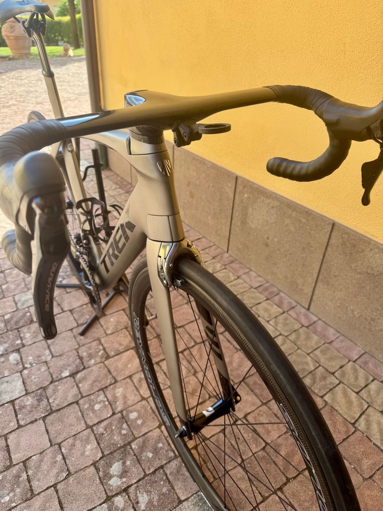 Used Trek Madone 9.5 2017 2017 Road & Gravel, Light Gray — image 3 of 12