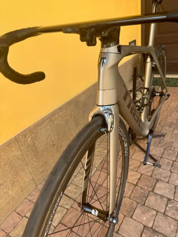 Used Trek Madone 9.5 2017 2017 Road & Gravel, Light Gray — image 4 of 12