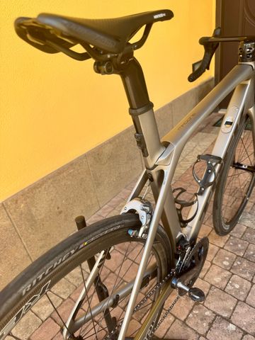 Used Trek Madone 9.5 2017 2017 Road & Gravel, Light Gray — image 5 of 12