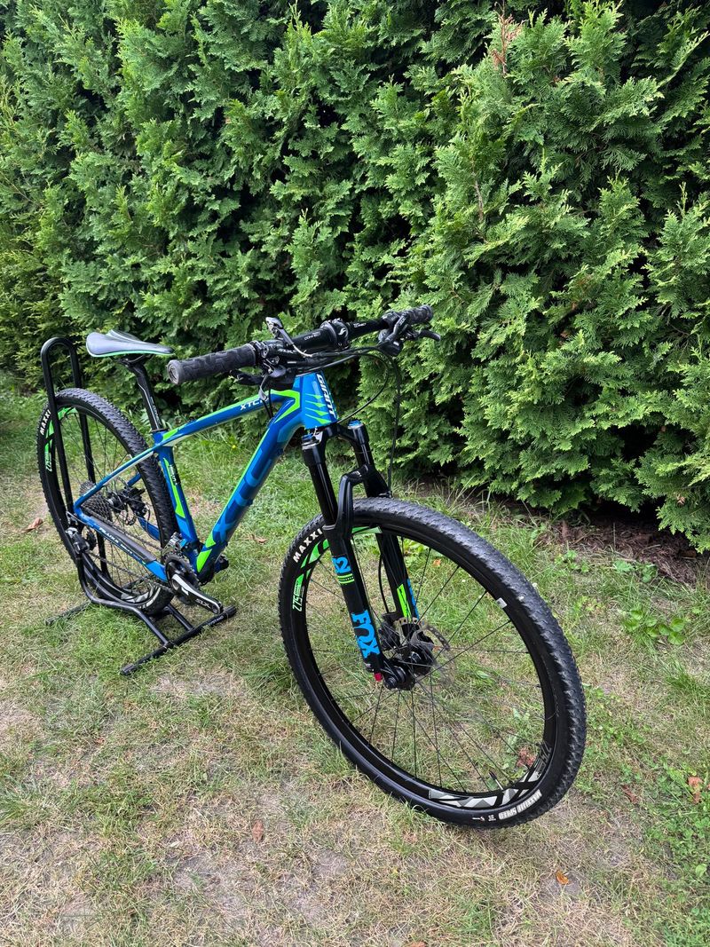 Used Giant XTC Slr 2016 Mountainbike, Blue — image 3 of 9