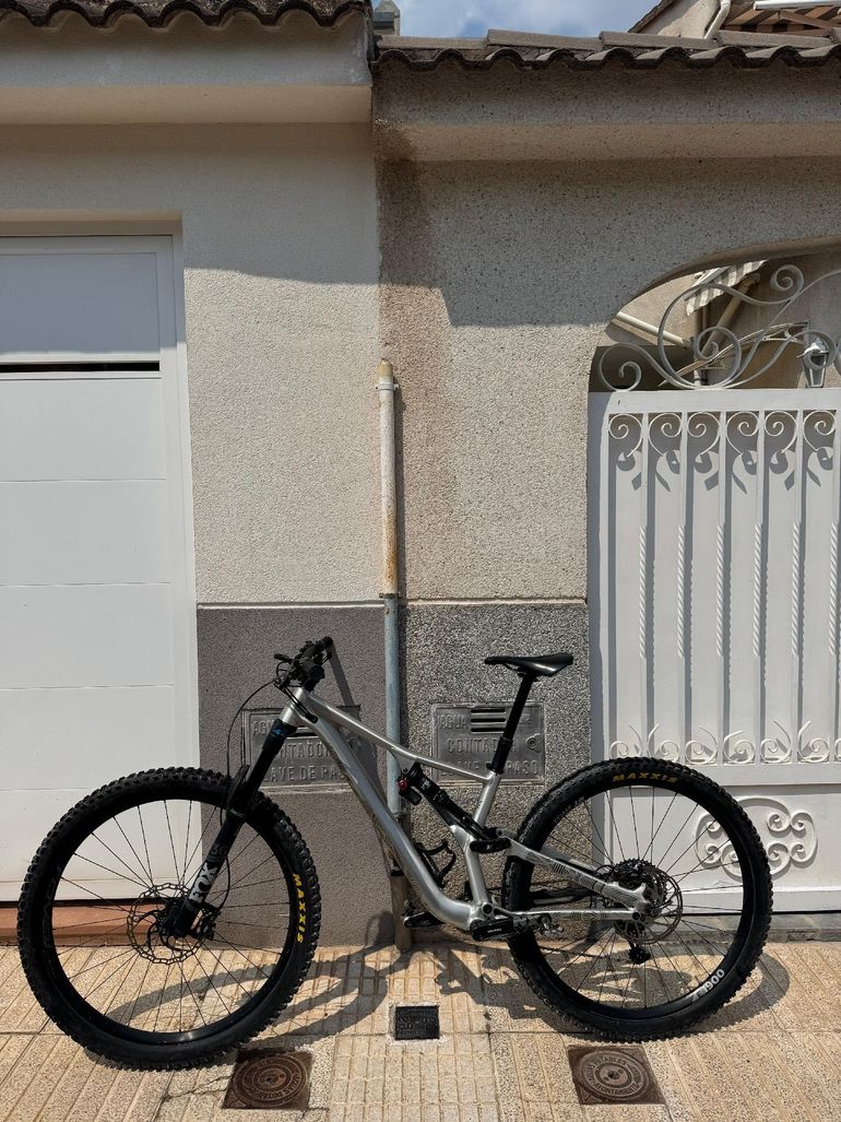 Used Specialized Stumpjumper EVO SRAM GX DH 2019 Mountainbike, Light Gray — image 2 of 10